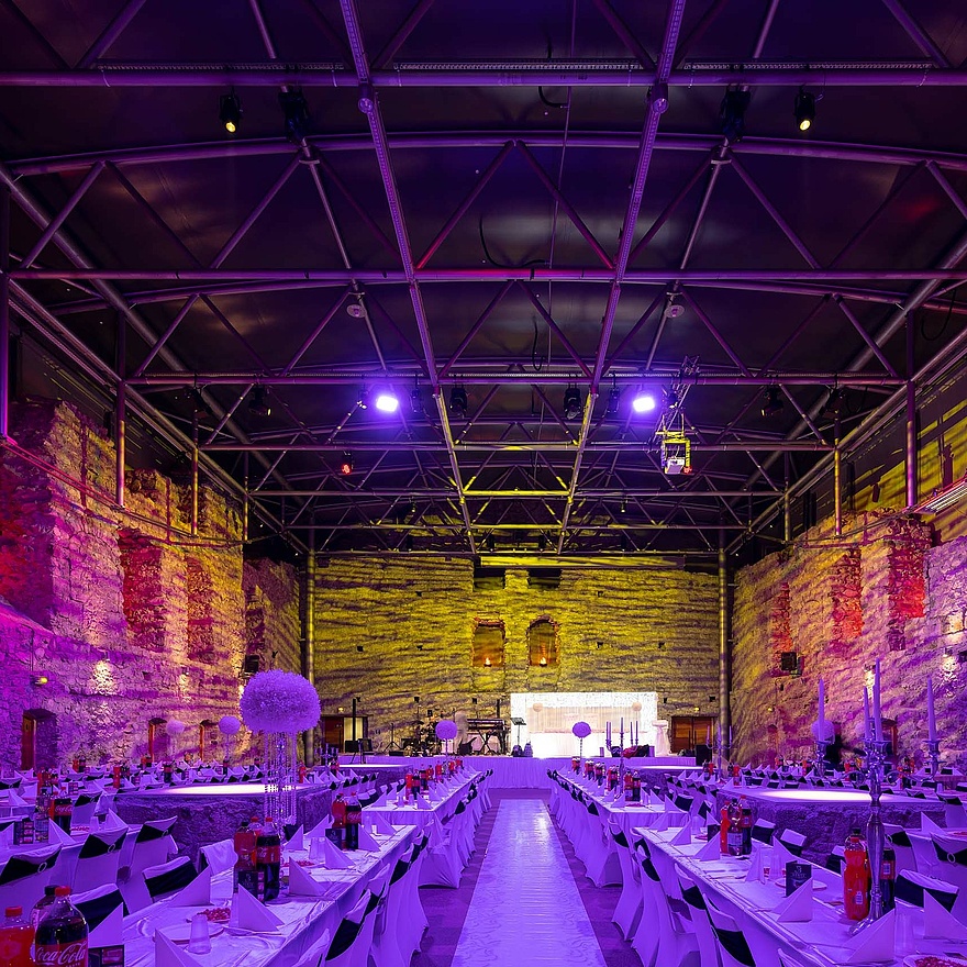 pink beleuchteter Festsaal