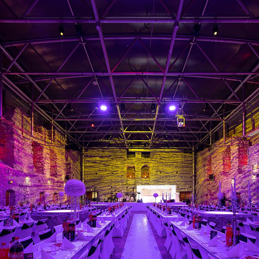pink beleuchteter Festsaal