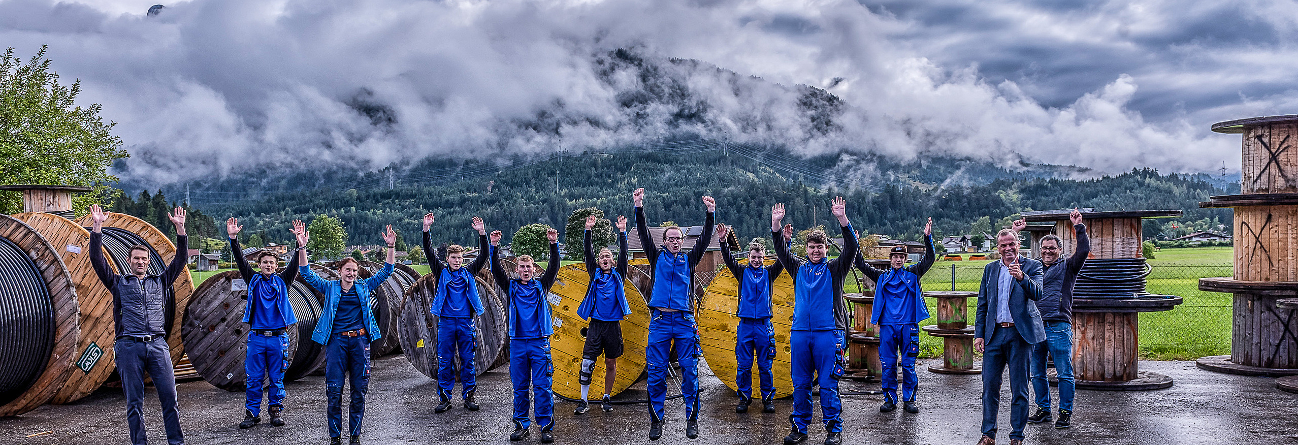 Gruppenbild Lehrlinge mit Vorgesetzten im Freien