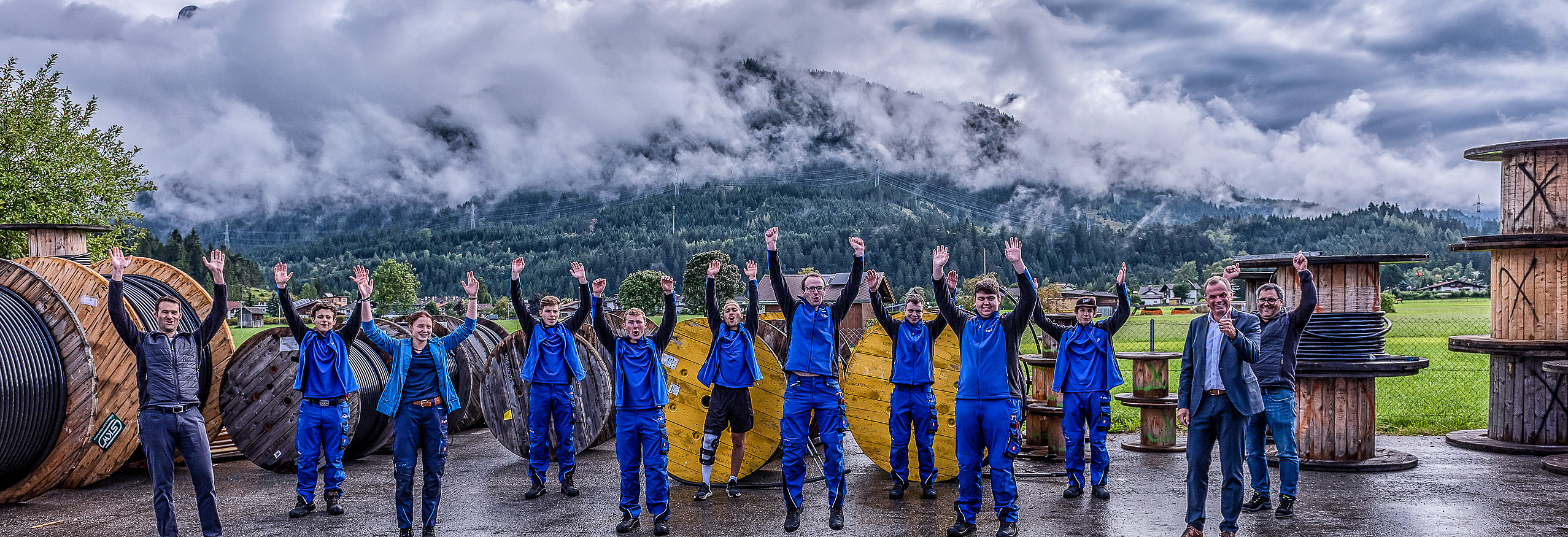 Gruppenbild Lehrlinge mit Vorgesetzten im Freien