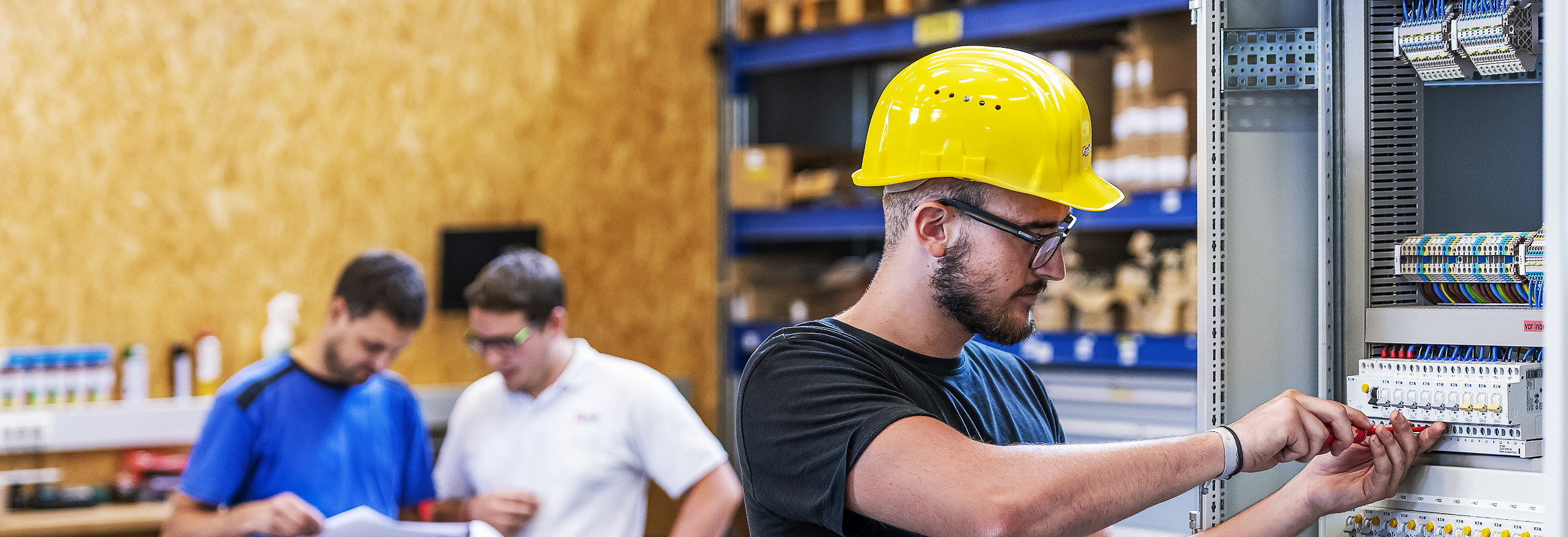 Arbeiter bei Stromverteilerkasten