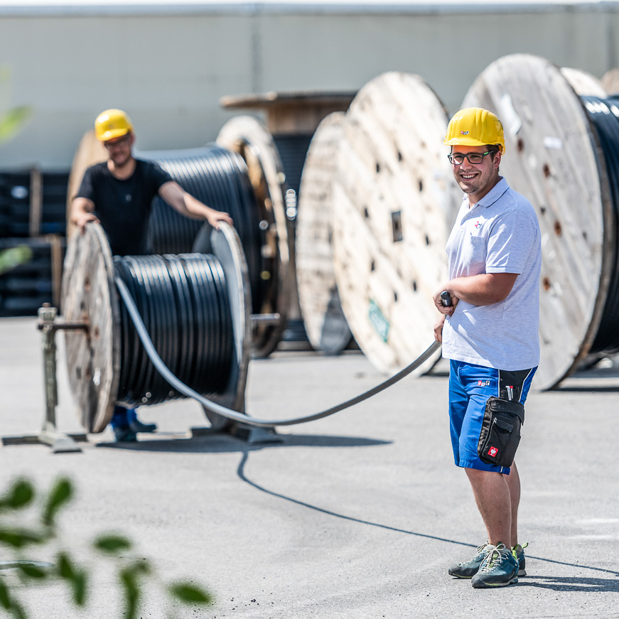 Arbeiter mit Glasfaserkabelrolle