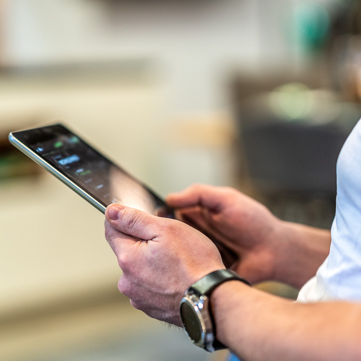 Mann mit Smartphone in der Hand