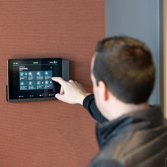 Mann steuert Smart Home über Touchscreen